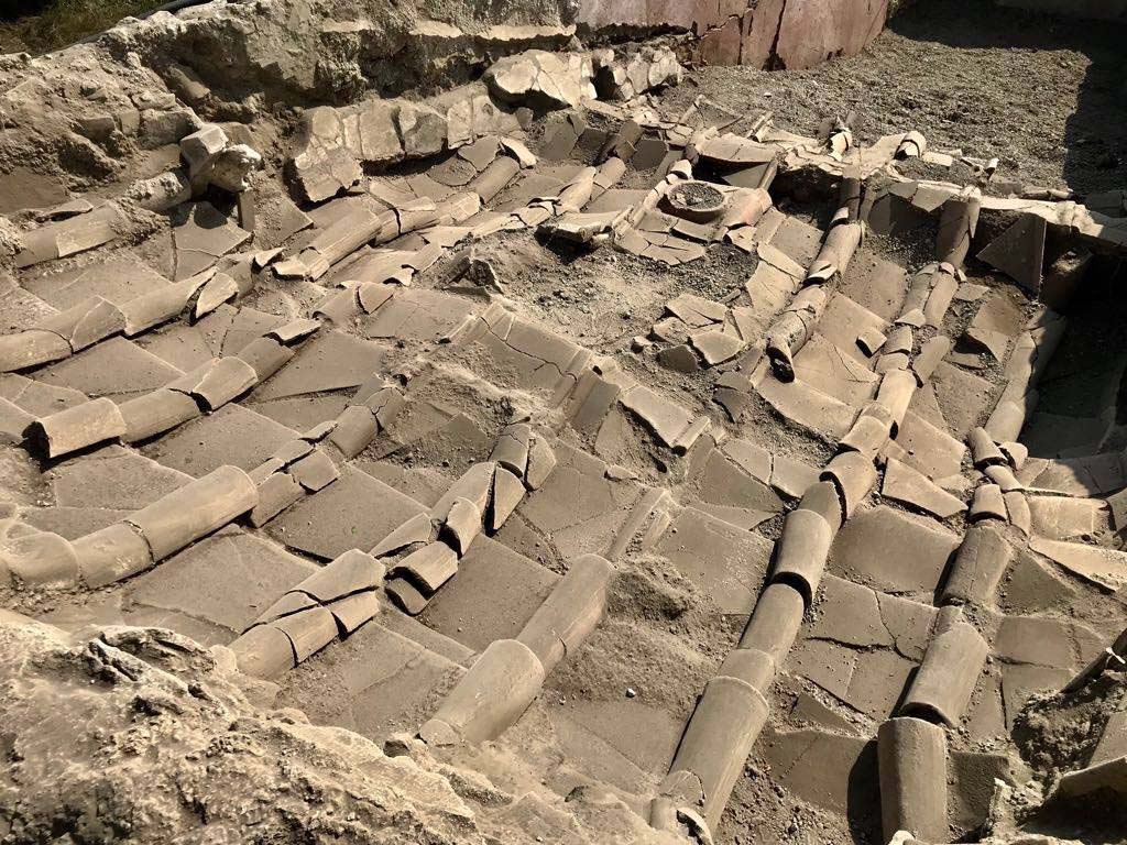 V.3 Pompeii. Casa del Giardino. October 2018. Ambiente 6, roof tiles.

Ambiente 6, tegole.

Photograph © Parco Archeologico di Pompei.
