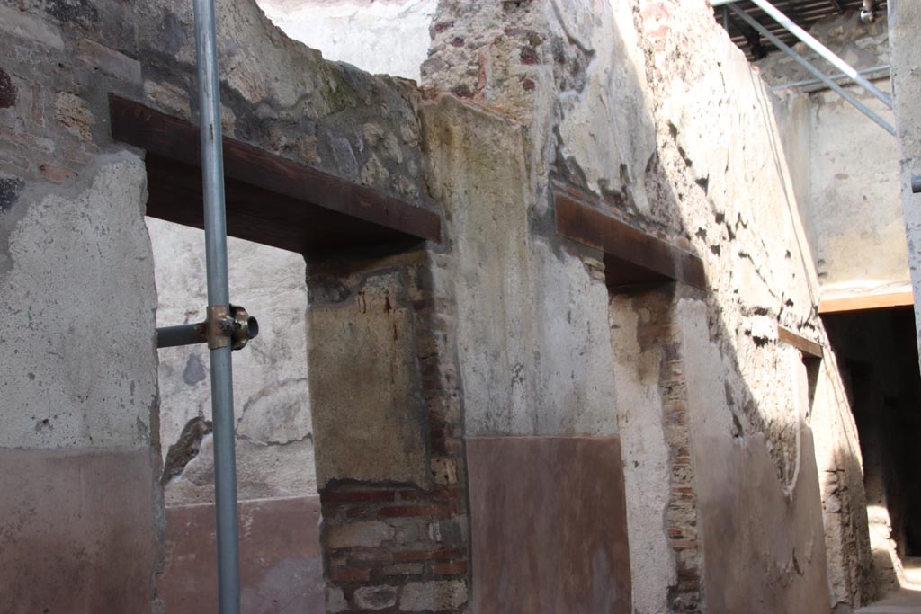 V.3 Pompeii. Casa del Giardino. October 2022. 
Looking east along corridor 9, with detail of north wall and doorway 13, on left, 12 in centre, and small doorway into room 4, on right. 
Photo courtesy of Klaus Heese. 

