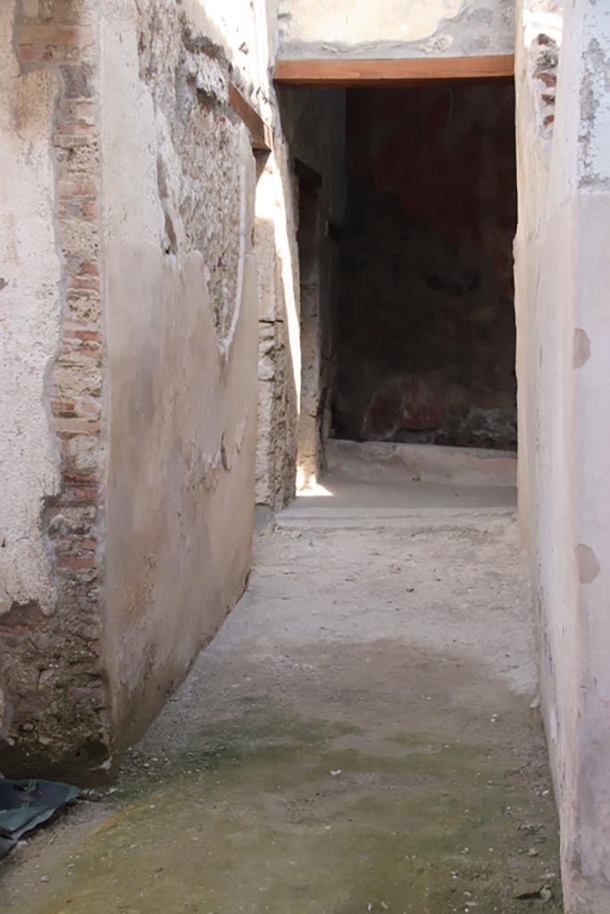 V.3 Pompeii. Casa del Giardino. October 2022. 
Looking towards east end of corridor 9. Photo courtesy of Klaus Heese. 
