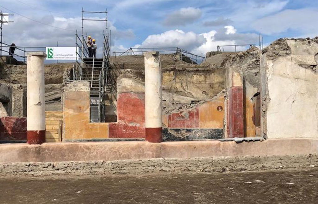 V.3 Pompeii. Casa del Giardino. 2018. Portico 10, view of red and white columns and rear wall, as seen from the garden.

Portico 10, vista delle colonne rosse e bianche, come si vede dal giardino.

Photograph © Parco Archeologico di Pompei.
