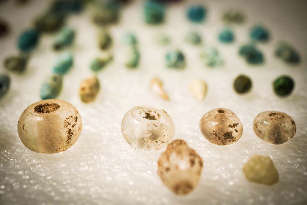 V.3 Pompeii. Casa del Giardino. August 2019. In the foreground delicate cabochon glass.

In primo piano delicati vetri cabochon.

Photograph © Cesare Abbate/ANSA courtesy Parco Archeologico di Pompei.
