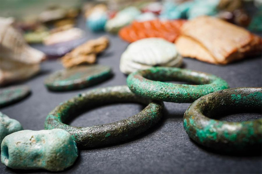 V.3 Pompeii. Casa del Giardino. August 2019. Bronze bracelets and other jewellery.

Bracciali in bronzo ed altri monili.

Photograph © Cesare Abbate/ANSA courtesy Parco Archeologico di Pompei.
