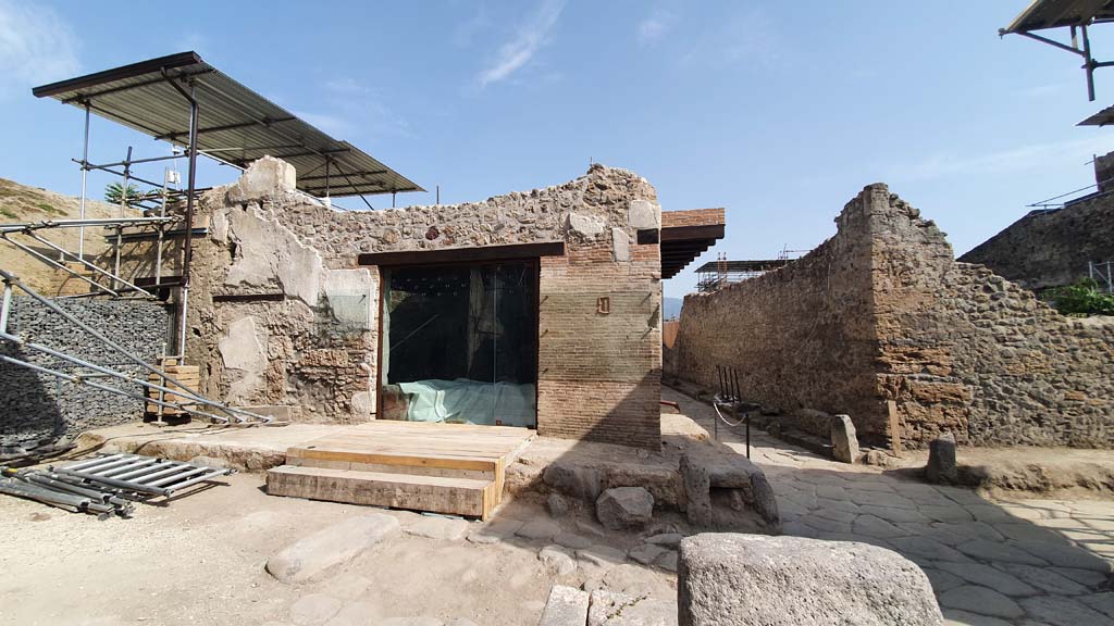 V.3, Pompeii. August 2021. 
Looking south at crossroads between Vicolo delle Nozze d’Argento, left to right, and Vicolo dei Balconi, centre right.
Foto Annette Haug, ERC Grant 681269 DÉCOR.
