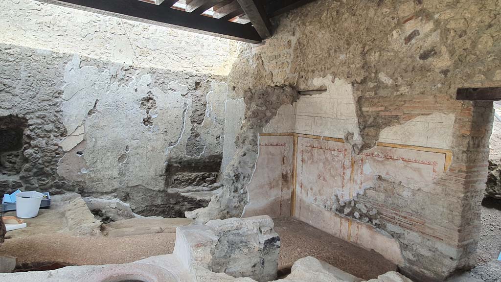 V.3, Pompeii. August 2021. Detail of east and south walls.
Foto Annette Haug, ERC Grant 681269 DÉCOR.
