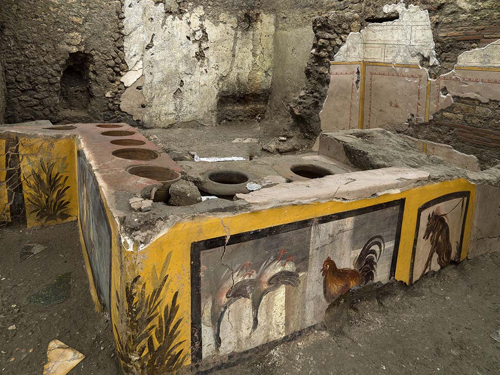 V.3 Pompeii, Thermopolium with painting of nereid. December 2020. Looking across the counter and rooms from the entrance on vicolo dei Balconi.

V.3 Pompei, Termopolio con dipinto di nereide e anfore. Dicembre 2020. Guardando dall'altra parte del bancone e camere dall'ingresso su vicolo dei Balconi.

Photo by Luigi Spina courtesy of Parco Archeologico di Pompei.

