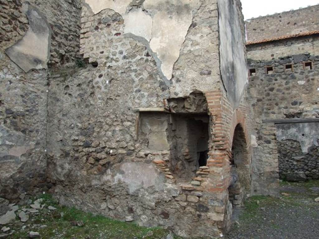 V.4.1 Pompeii. December 2007. South side of oven.