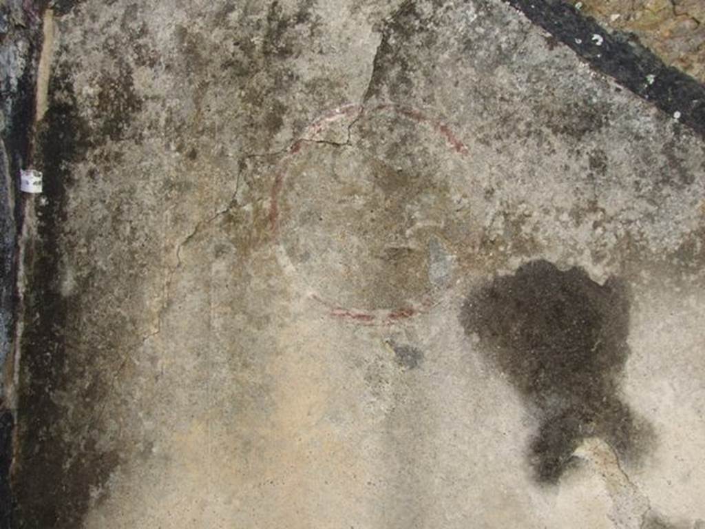 V.4.3 Pompeii. March 2009. South wall in south-east corner. Remains of painted medallion.
According to Sogliano, the medallions on the south wall, (diam. 0.36m), showed a griffin on a white background. See Notizie degli Scavi di Antichit�, 1899, (p.311-2)
