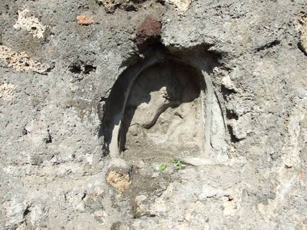 V.4.4 Pompeii. March 2009. Arched niche on north wall. According to Boyce, this arched niche was described in the Not. Scavi (1899, 343) as  �la nicchietta dei Penati�
See Boyce G. K., 1937. Corpus of the Lararia of Pompeii. Rome: MAAR 14. (p.40, no.120) 

