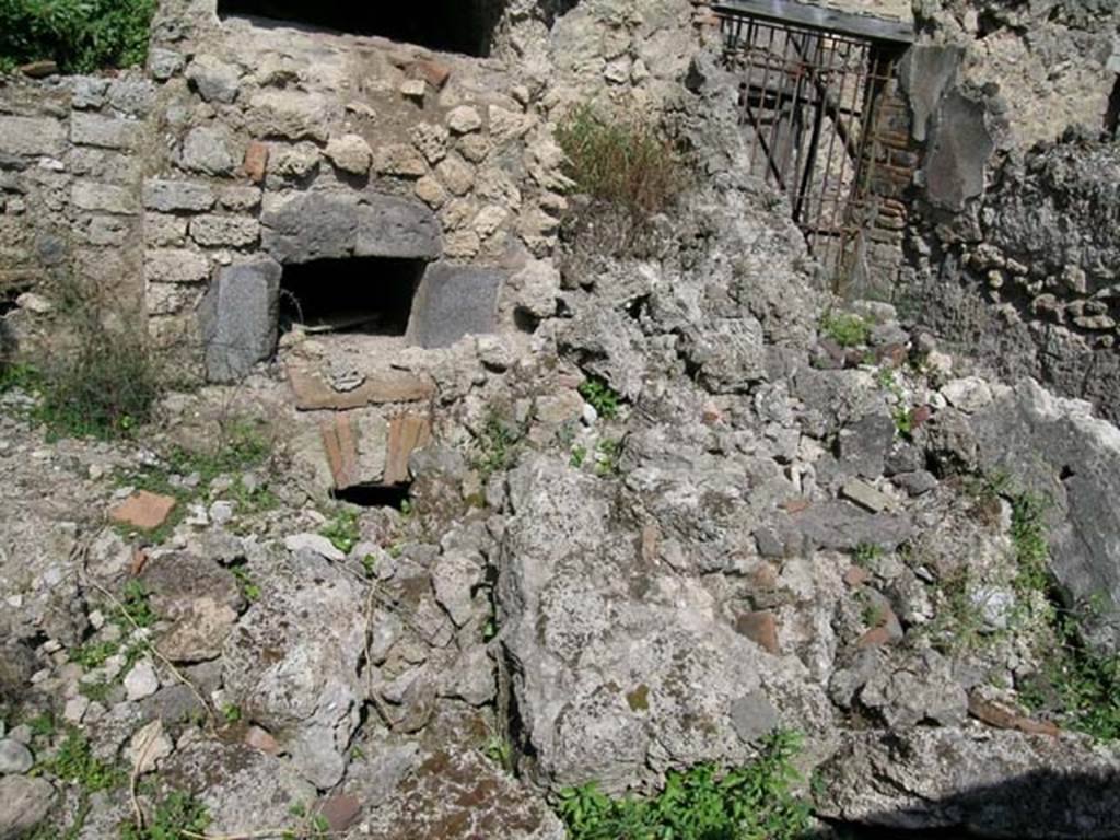 V.4.7 Pompeii. June 2005. Oven near gate of V.4.8 in east wall. Photo courtesy of Nicolas Monteix.