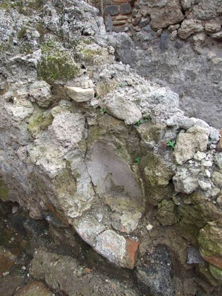 V.4.7 Pompeii.  December 2007.  Recess next to terracotta bench at side of oven.