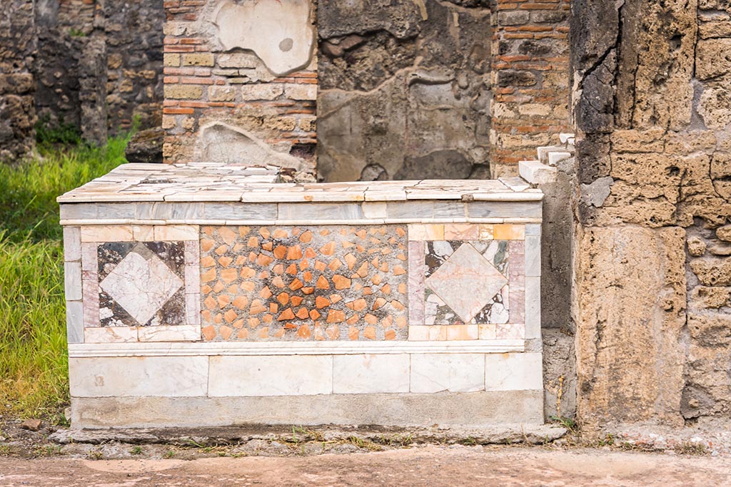 V.4.7, Pompeii. July 2024. Looking north to front façade of counter. Photo courtesy of Johannes Eber.