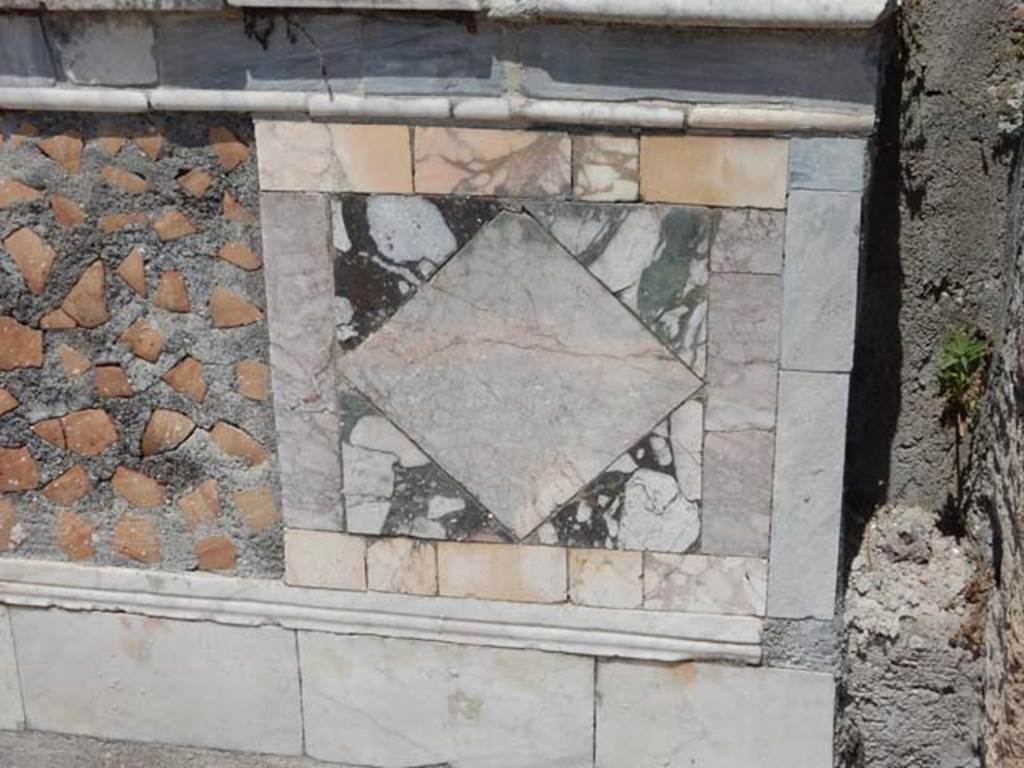 V.4.7 Pompeii. May 2017. East side of front of marble counter. Photo courtesy of Buzz Ferebee.