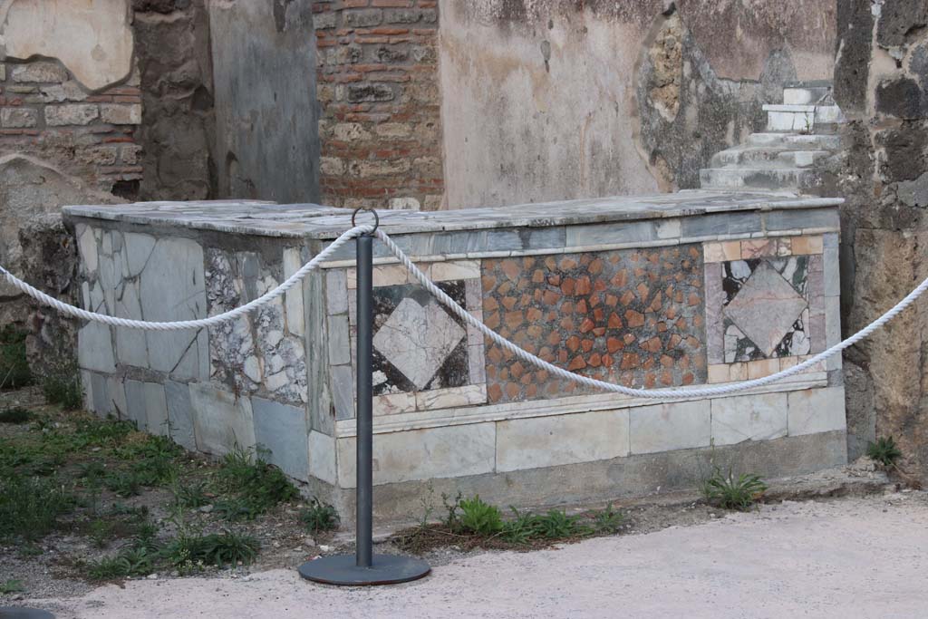 V.4.7 Pompeii. September 2017. Looking north-east towards counter. Photo courtesy of Klaus Heese.