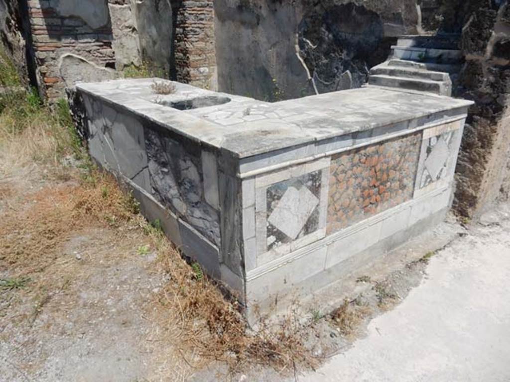 V.4.7 Pompeii. May 2017. Looking north-east along west side of counter. Photo courtesy of Buzz Ferebee.