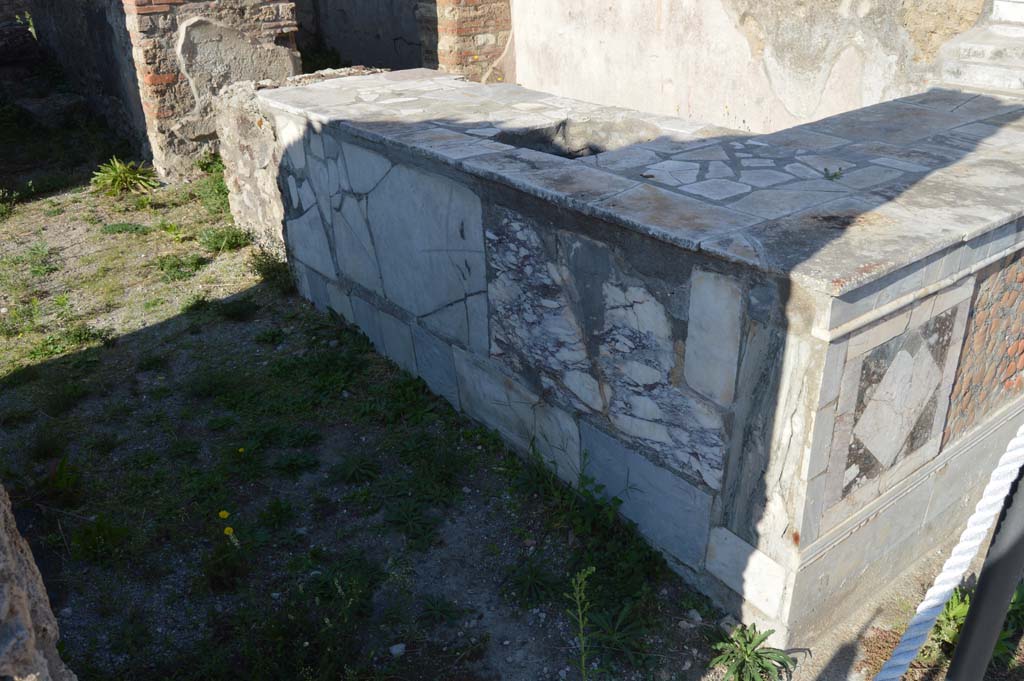 V.4.7 Pompeii. October 2017. Looking north-east towards west side of counter in bar-room.
Foto Taylor Lauritsen, ERC Grant 681269 DÉCOR.

