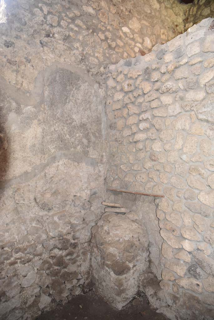 V.4.a Pompeii. March 2018. Room ‘x’, south-east corner.
Foto Annette Haug, ERC Grant 681269 DÉCOR.
