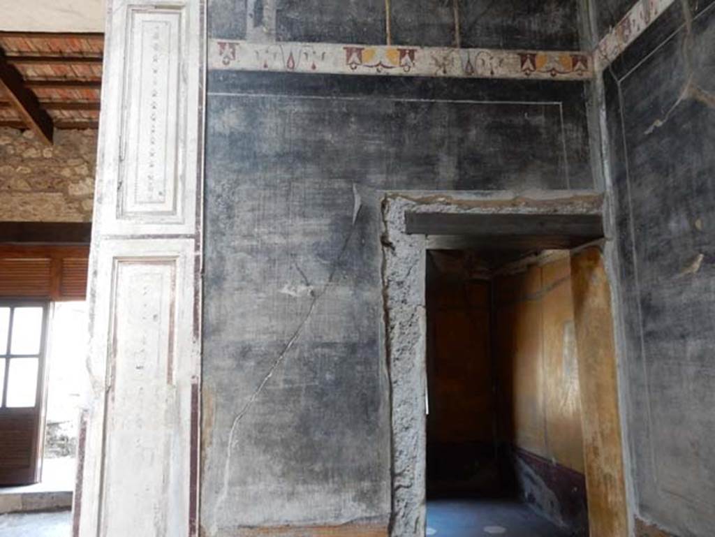 V.4.a Pompeii. May 2015. South-east corner of atrium, with tablinum on left, and doorway to a cubiculum, on right. Photo courtesy of Buzz Ferebee.