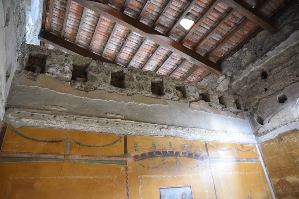 V.4.a Pompeii. March 2018. Room ‘i’, upper north wall with north-east corner, on right.
Foto Annette Haug, ERC Grant 681269 DÉCOR.