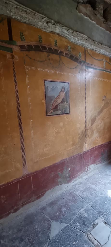 V.4.a Pompeii. January 2023.
Room ‘i’, looking towards north wall and central painting of Narcissus at the fountain.
Photo courtesy of Miriam Colomer.