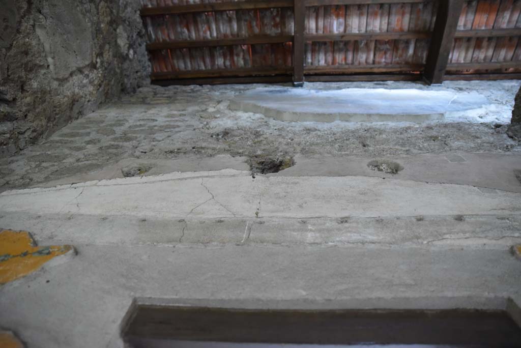 V.4.a Pompeii. March 2018. Room ‘i’, detail from upper west wall, above doorway.
Foto Annette Haug, ERC Grant 681269 DÉCOR.