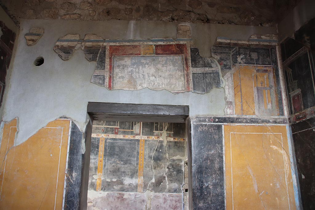 V.4.a Pompeii. October 2024. Room ‘g’, upper north wall above doorway to atrium. Photo courtesy of Klaus Heese.

