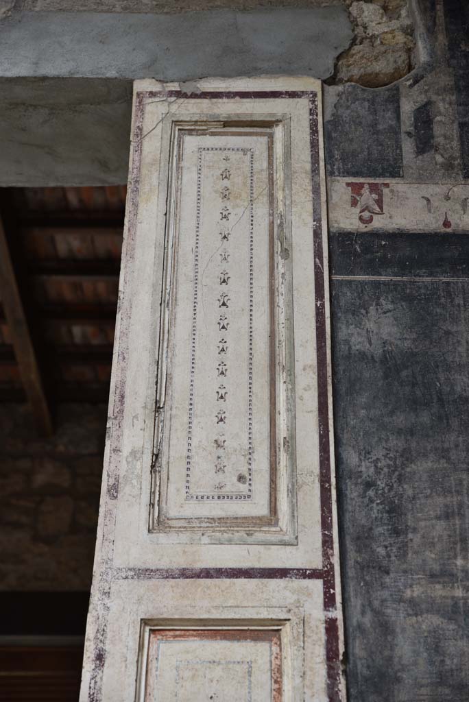 V.4.a Pompeii. March 2018. 
Room ‘b’, detail from east wall of atrium, on south side of tablinum.
Foto Annette Haug, ERC Grant 681269 DÉCOR.

