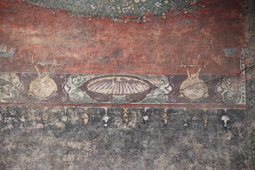 V.4.a Pompeii. October 2024. Room ‘h’, detail from above black side panel at west end of north wall. Photo courtesy of Klaus Heese.