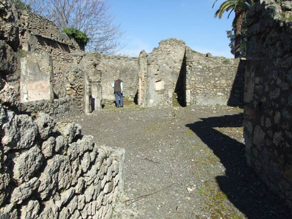 V.4.b Pompeii.  March 2009. Looking east across atrium.