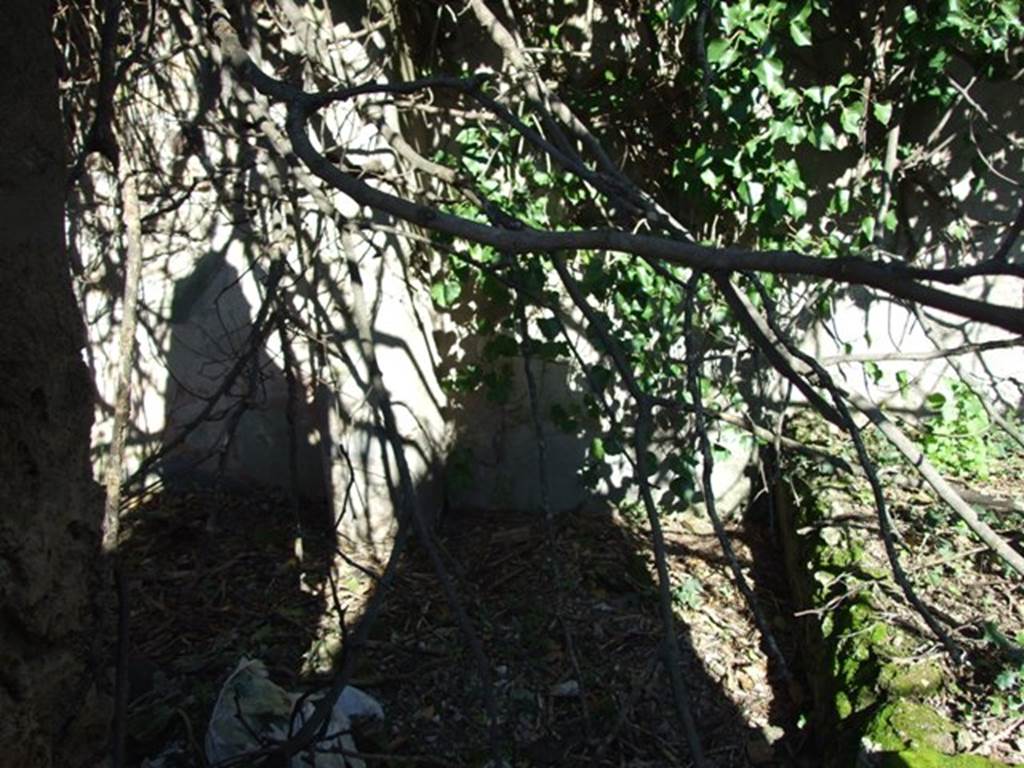 V.4.c Pompeii. March 2009. Looking east from the end of the andron J, into the garden area, area K. The entrance to triclinium L is on the left. The north ambulatory of garden K is centre, leading to niche (e). The north wall of the garden pluteus is right.