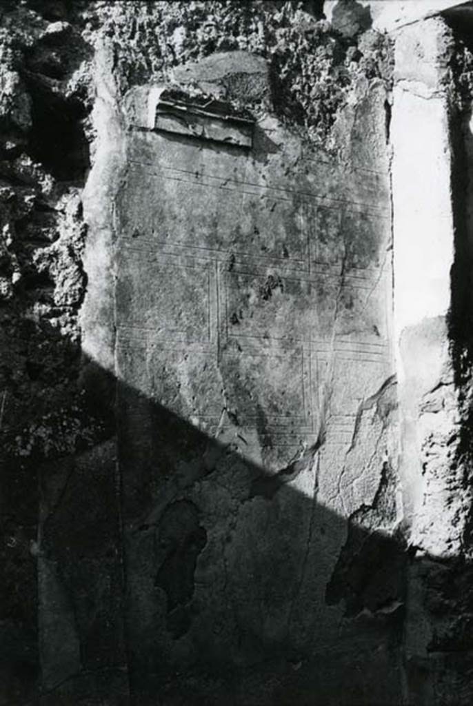 V.5.2 Pompeii. 1975. House without Compluvium, cubiculum �d�, right W wall, incision.  Photo courtesy of Anne Laidlaw.
American Academy in Rome, Photographic Archive. Laidlaw collection _P_75_7_24.


