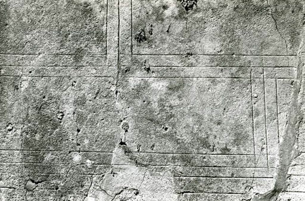 V.5.2 Pompeii. 1972. House without Compluvium, cubiculum �d� with stairwell to right fauces, W wall, detail grooves.  Photo courtesy of Anne Laidlaw.
American Academy in Rome, Photographic Archive. Laidlaw collection _P_72_24_32.
