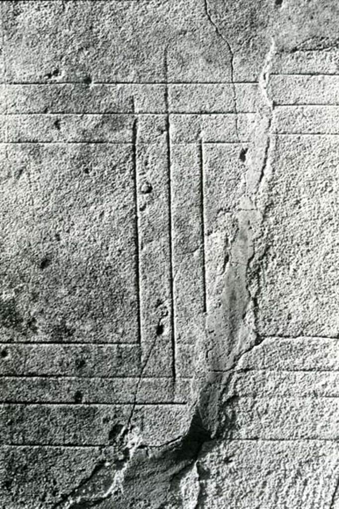 V.5.2 Pompeii. 1975. House without Compluvium, cubiculum �d�, detail of incision.  
Photo courtesy of Anne Laidlaw. American Academy in Rome, Photographic Archive. Laidlaw collection _P_75_7_25.
