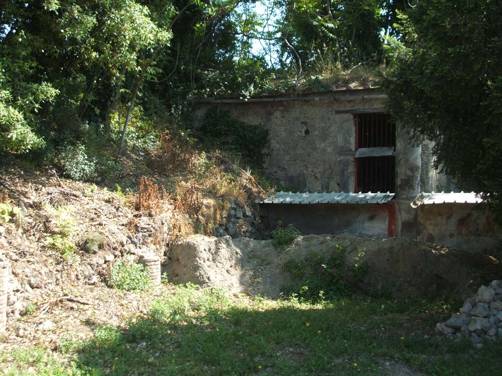 V.5.3 Pompeii. May 2005. Room 7, looking east across north side of peristyle.
This area was badly hit by the bombing on the night of 16th September 1943, two bombs fell on the northern section of the peristyle.
Four columns and three plutei of the north portico were destroyed.
Also destroyed were the perimeter wall towards the north, and the stables accessible from Vicolo dei Gladiatori in the north-west.
See Garcia y Garcia, L., 2006. Danni di guerra a Pompei. Rome: L’Erma di Bretschneider. (p.63-65).
