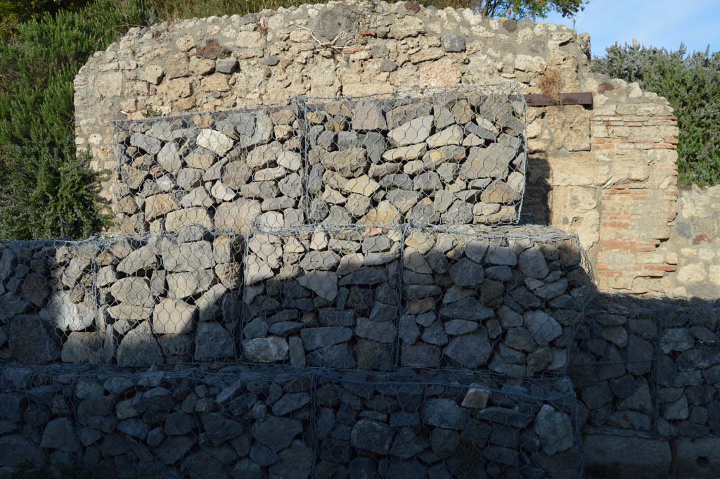 V.6.1 Pompeii. October 2017. Looking east to gabions on west side of wall to north of entrance doorway.
Foto Taylor Lauritsen, ERC Grant 681269 D�COR.
