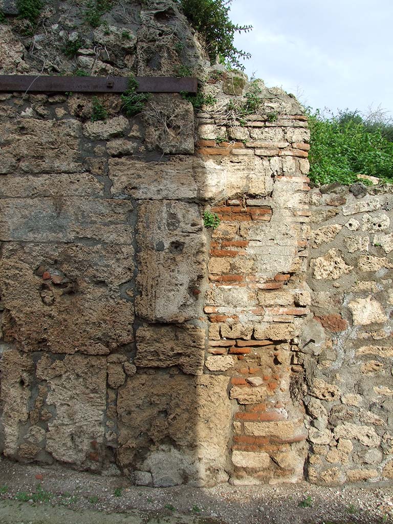 V.6.1 Pompeii. December 2006. This pillar, on north side of entrance doorway, used to have a painting of Mercury.  
See Fr�hlich, T., 1991, Lararien und Fassadenbilder in den Vesuvst�dten. Mainz: von Zabern.  (F34: p.318).
Below the painting of Mercury was the graffito CIL IV 6648. No longer visible.
See Varone, A. and Stefani, G., 2009. Titulorum Pictorum Pompeianorum, Rome: L�erma di Bretschneider, (p.305-6).
According to Epigraphik-Datenbank Clauss/Slaby (See www.manfredclauss.de), it read:
L(ucium)  C(eium)  S(ecundum)  II vir(um)    [CIL IV 6648]

