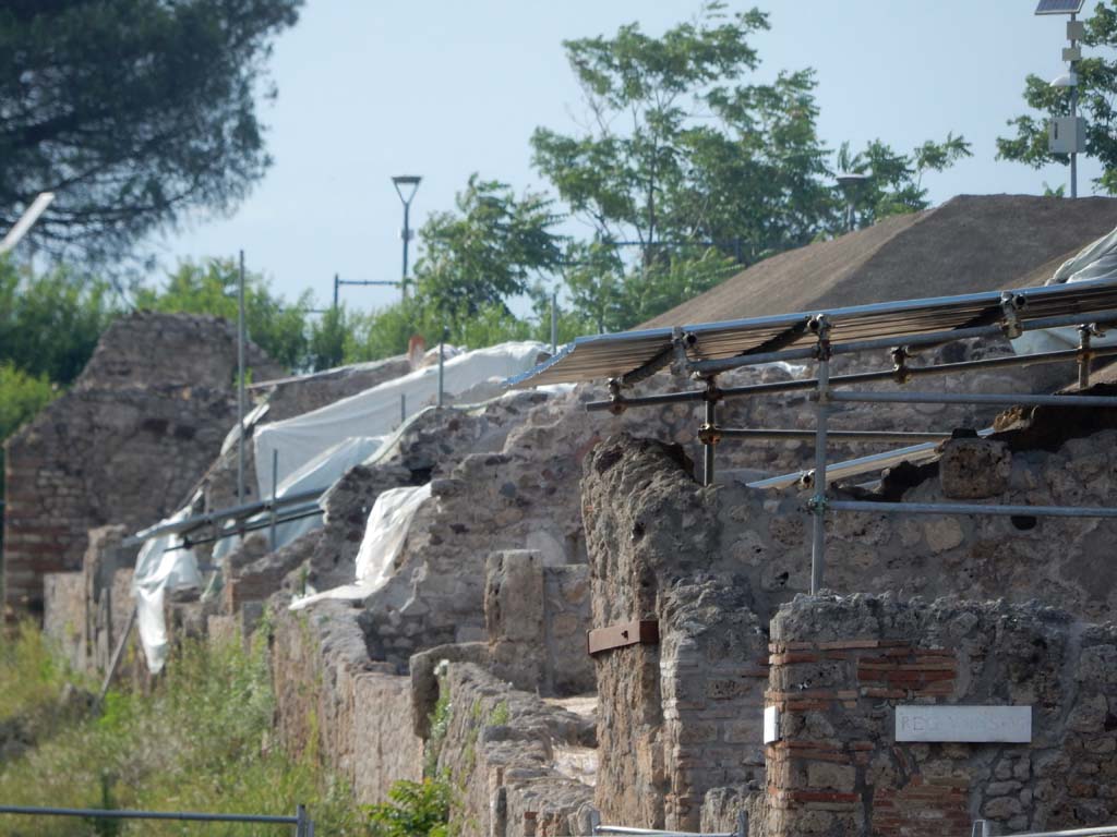Via del Vesuvio, Pompeii. June 2019. Newly excavated frontages to V.6, on east side of Via del Vesuvio.
Photo courtesy of Buzz Ferebee.
In order to improve the drainage and security for visitors to the site, the soil, ash and exuberant vegetation was removed from the slope of the land on the east side of Via del Vesuvio (Insula V.6).
This cleared the area to enable the street boundary wall and rooms at its immediate rear to be viewed from Via del Vesuvio.