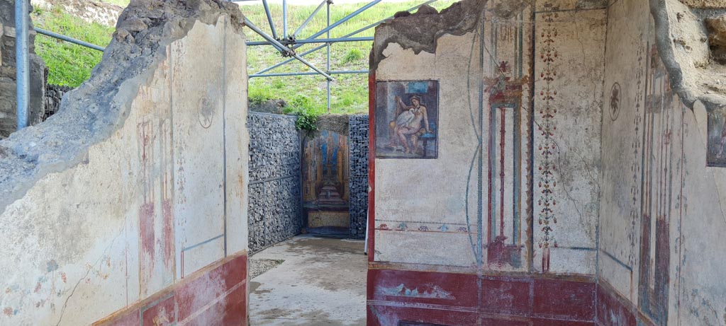 V.6.12, Pompeii. April 2022. Amb. 9. Looking towards east wall in cubiculum with doorway to atrium. Photo courtesy of Giuseppe Ciaramella.