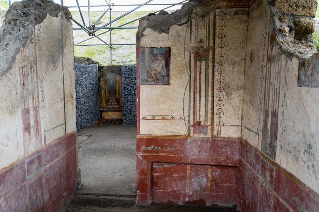 V.6.12, Pompeii. January 2020. 
Looking east in cubiculum Amb. 9 with painting of Leda and the Swan. The atrium with a painting of Mercury is at the rear. 
Photo courtesy of Johannes Eber.
