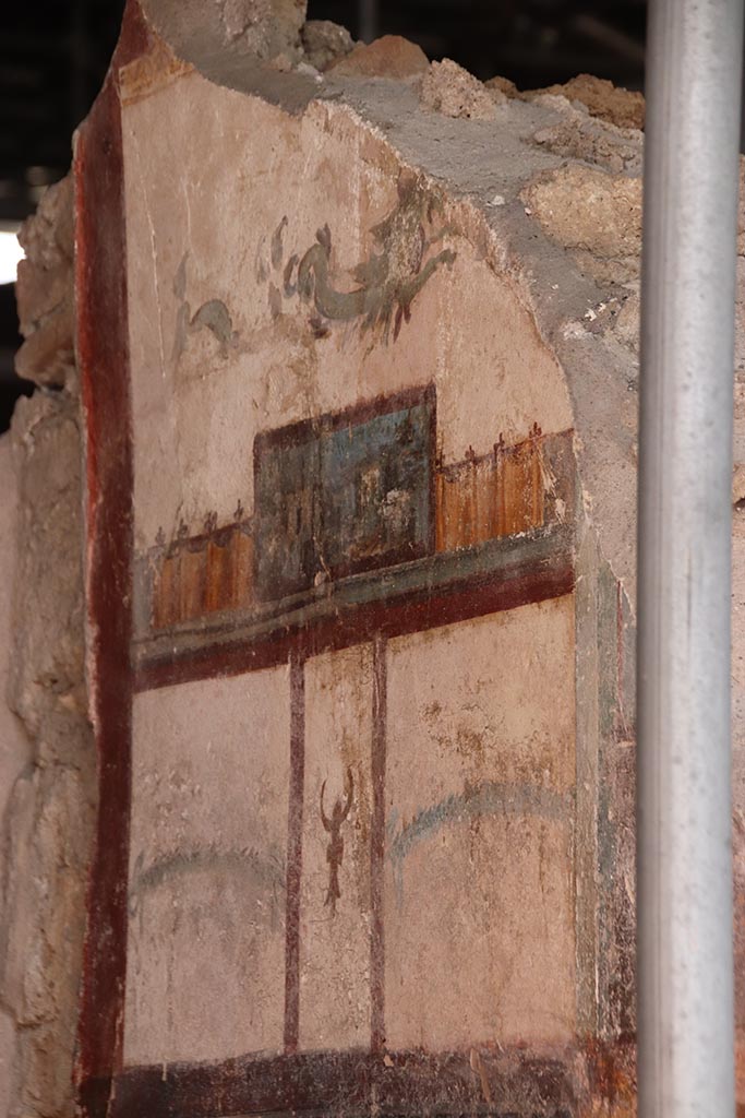 V.6.12 Pompeii. October 2024. 
Detail of painted decoration on south wall of entrance corridor/fauces. Photo courtesy of Klaus Heese.
