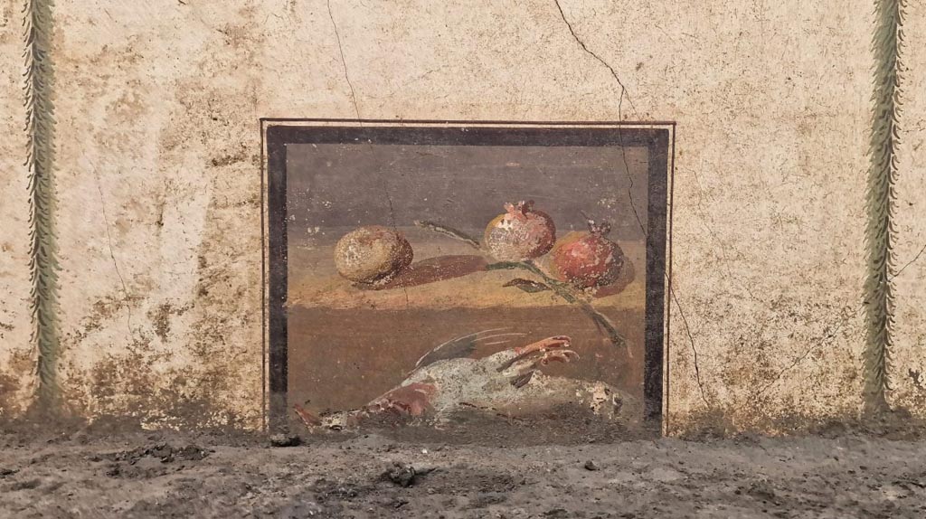 V.6.13 Pompeii. December 2023. Ambiente 42-43. East wall, centre. Panel with painting of fruit and bird.
Photograph © Parco Archeologico di Pompei.

