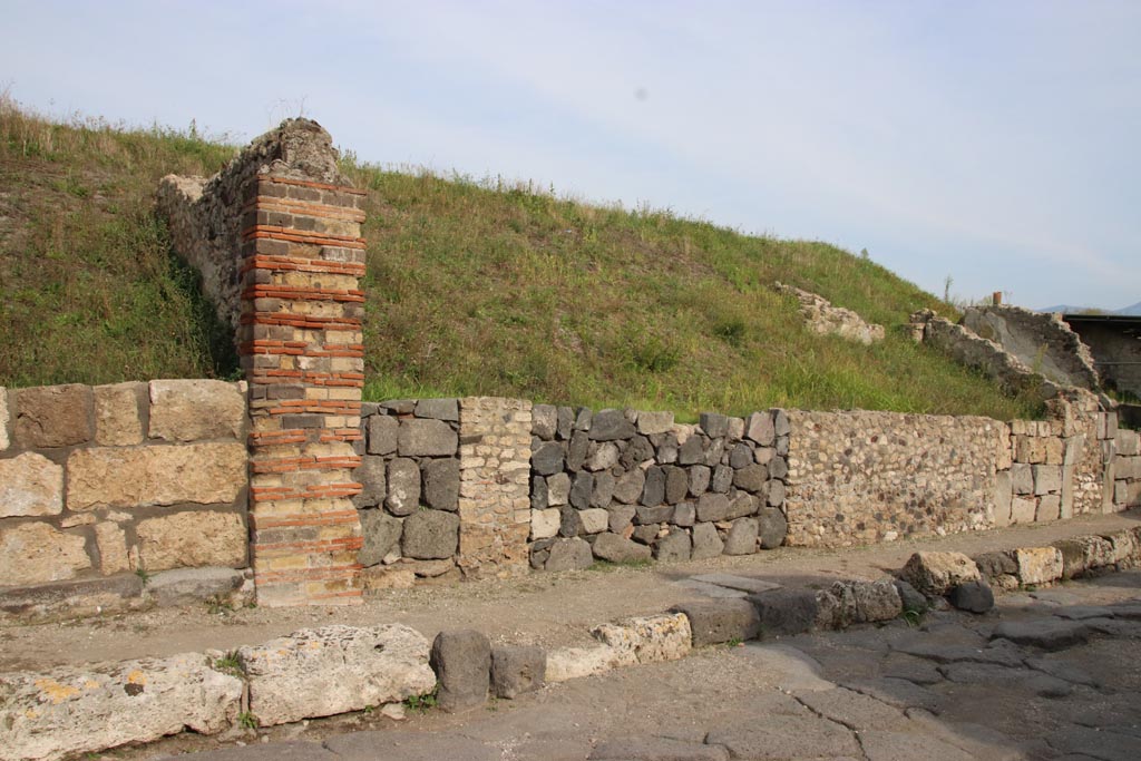 V.6.15 Pompeii. October 2022. 
Looking south-east towards entrance doorway on east side of Via del Vesuvio, on south side of masonry pilaster. Photo courtesy of Klaus Heese.
