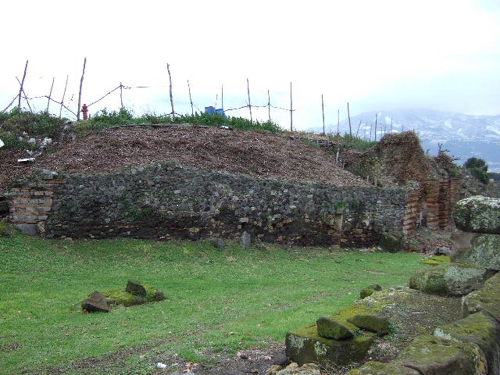 V.6.19 and V.6.18 Pompeii. December 2005. Looking south-east from Porta del Vesuvio.