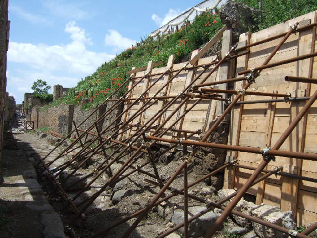 Pompeii. Vicolo delle Nozze d’Argento, looking west.  May 2006   V.6.a/V.6.b/V.6.c 