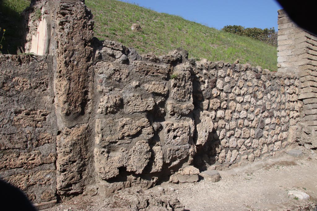 V.7.1 or 2 Pompeii. October 2023. Detail of front façade on east side of V.7.1. Photo courtesy of Klaus Heese. 