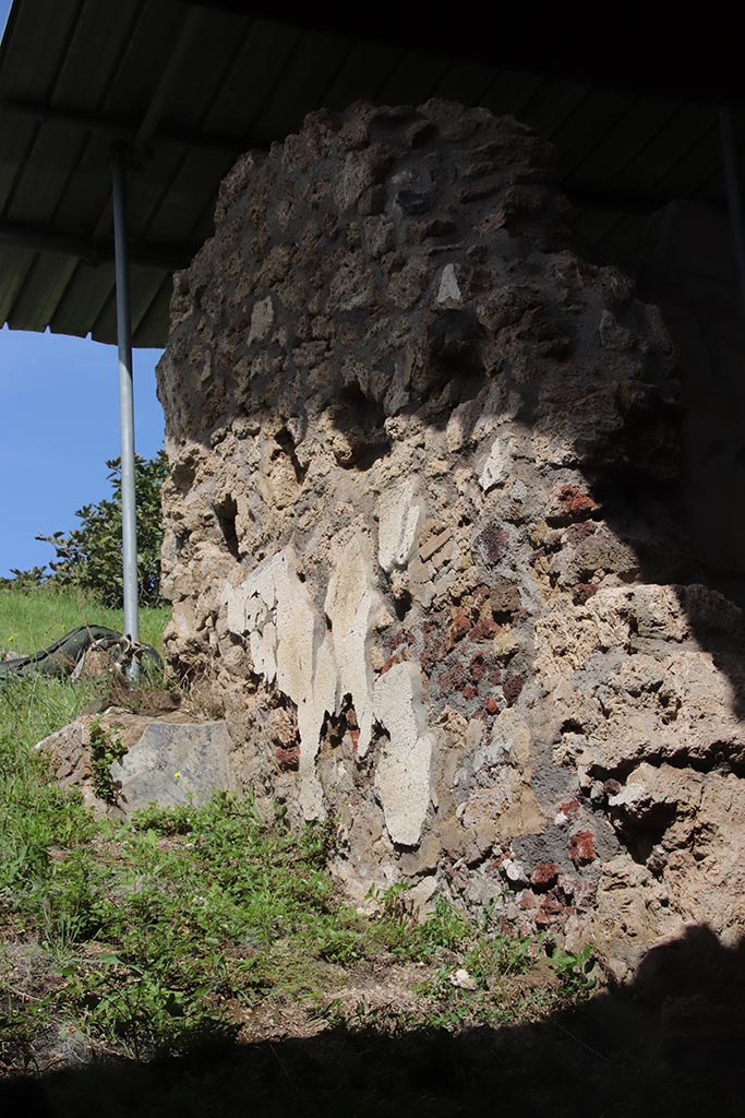 V.7.6 Pompeii. October 2024. 
Looking through entrance doorway towards upper wall on east side. Photo courtesy of Klaus Heese. 
