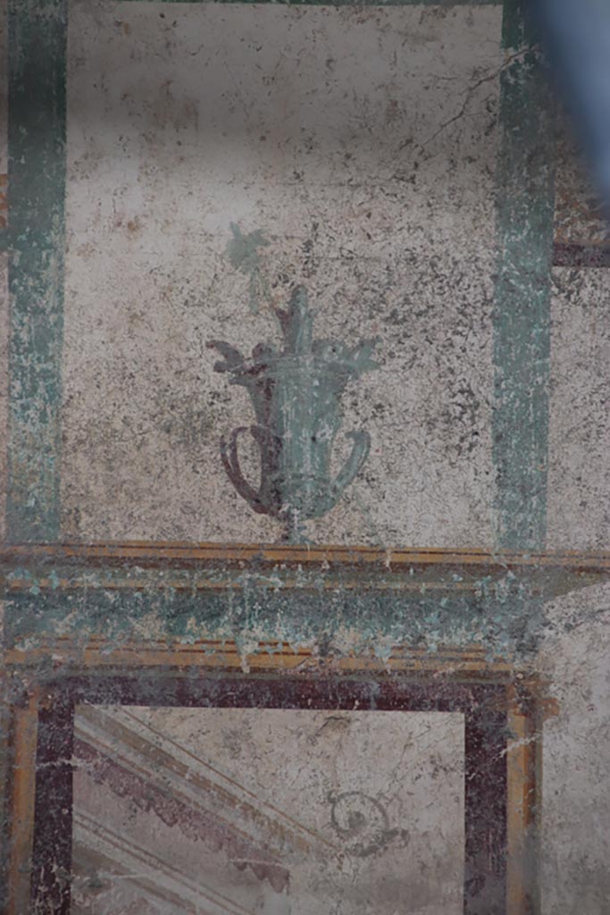 V.7.6 Pompeii. October 2023. Detail from east wall in centre. Photo courtesy of Klaus Heese. 