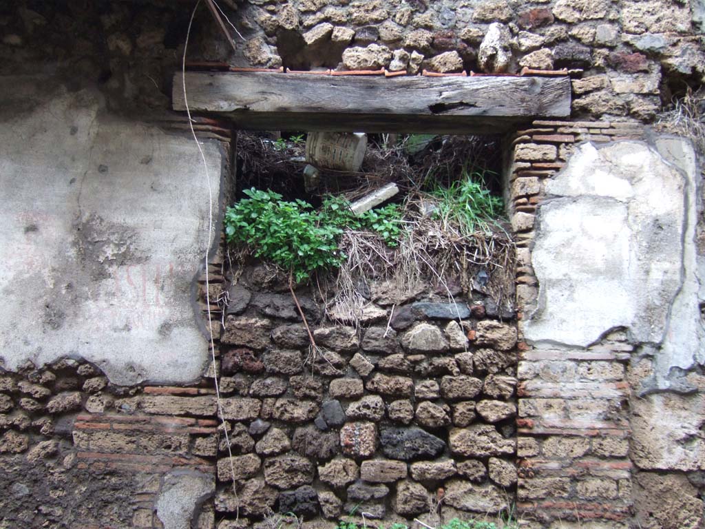 V.7.6 Pompeii. December 2005. Entrance doorway.
According to Della Corte, this house was attributed to Paris from a recommendation in support of the candidates Albucium and Casellium.
This was written on the doorpost to the right of the entrance – Paris rogat   [CIL IV 7051]
See Della Corte, M., 1965. Case ed Abitanti di Pompei. Napoli: Fausto Fiorentino. (p.103)
According to Varone and Stefani, CIL IV 7051 and 7052 were found on the east (right) side of the doorpost. 
CIL IV 7052 was written earlier and was older.  Also found higher up the wall on the right, between V.7.6 and 7, was CIL IV 7053. None are now visible.
On the west (left) side of the doorpost can be seen CIL IV 7049. See below, partly visible.
See Varone, A. and Stefani, G., 2009. Titulorum Pictorum Pompeianorum, Rome: L’erma di Bretschneider, (310-314)

According to Epigraphik-Datenbank Clauss/Slaby (See www.manfredclauss.de), these read as:

Albucium
et  Casellium  aed(iles)  o(ro)  v(os)  f(aciatis)
Paris  rogat      [CIL IV 7051]

] Sitti[um    [CIL IV 7052]

Cn(aeum)  Helvium
Sabinum  aed(ilem)  o(ro)  v(os)  f(aciatis)     [CIL IV 7053]
