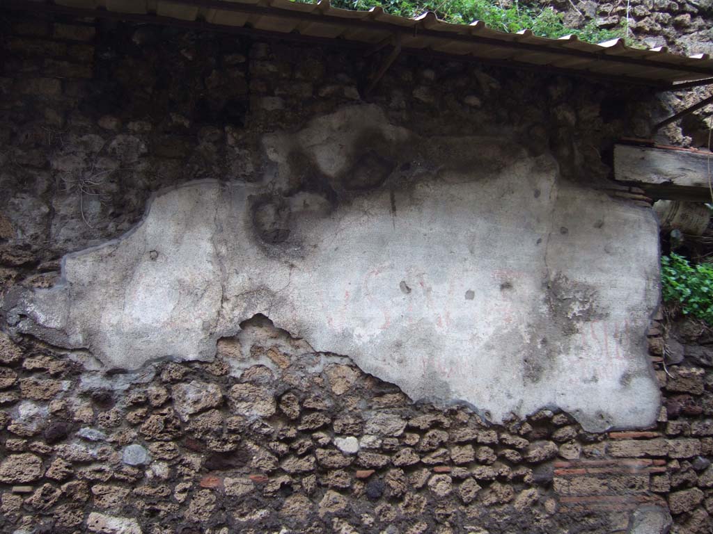 V.7.6 Pompeii. December 2005. Plaster on wall between V.7.5 and V.7.6.
On the west (left) side of the doorpost can be seen CIL IV 7049. Partly visible.
Between V.7.5 and 6, faintly visible would have been CIL IV 7050.
See Varone, A. and Stefani, G., 2009. Titulorum Pictorum Pompeianorum, Rome: L’erma di Bretschneider, (p.310-14)
