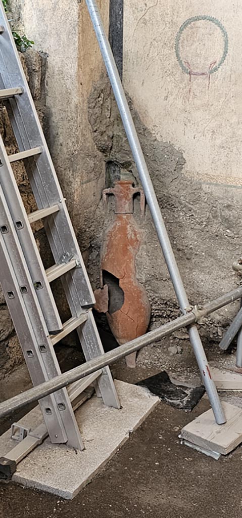 V.7.7 Pompeii. December 2023. 
North-east corner of doorway in north wall. Photo courtesy of Miriam Colomer.

