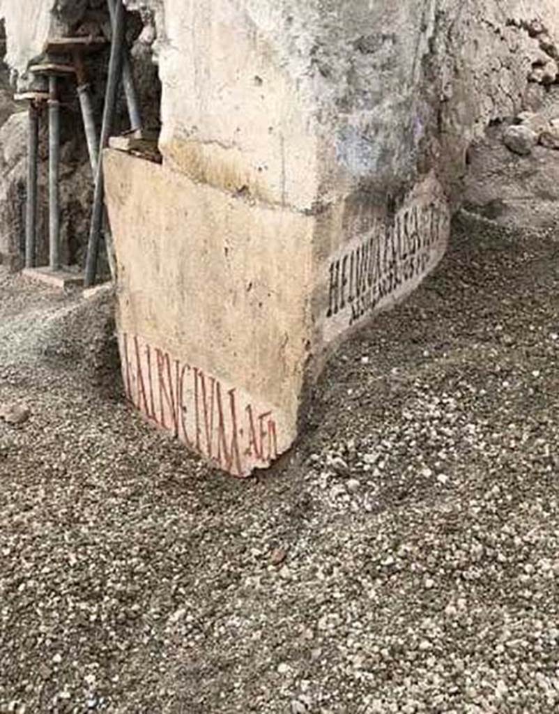 V.7.8 Pompeii. June 2018. On the east side of doorway was an electoral inscription L ALBVCIVM AED
L(ucium) Albucium aed(ilem).
The Albucii were probably the owners of the House of the Silver Wedding.
It is worth noting that the inscriptions were created on a layer of white paint, perhaps spread over it to cover earlier writing, and in any case to ensure a standard writing surface for the preserved inscriptions, which related to the last elections held in Pompeii before AD 79.
Electoral inscriptions were also found around corner in Vicolo c.d. dei Balconi.
Photograph � Parco Archeologico di Pompei.